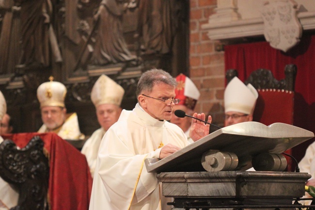 Sakra bp. Jacka - do końca Eucharystii