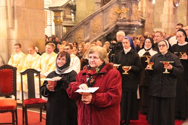 Sakra bp. Jacka - do końca Eucharystii