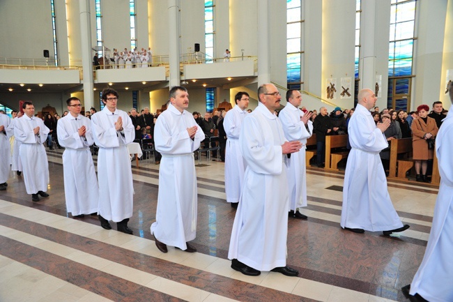 Nowi Nadzwyczajni Szafarze Eucharystii i odznaczenie 53 szafarzy na 10-lecie posługi