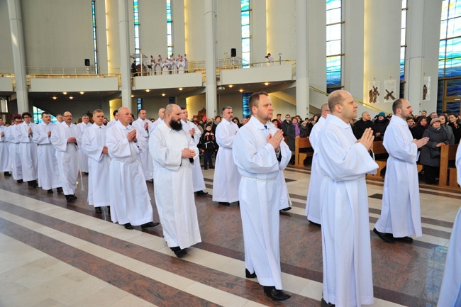 Nowi Nadzwyczajni Szafarze Eucharystii i odznaczenie 53 szafarzy na 10-lecie posługi