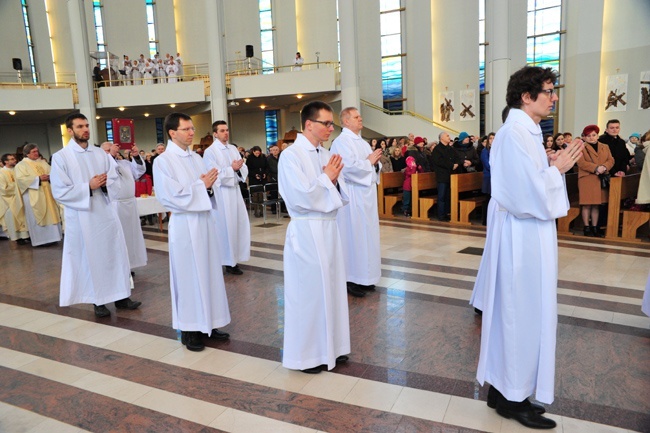 Nowi Nadzwyczajni Szafarze Eucharystii i odznaczenie 53 szafarzy na 10-lecie posługi