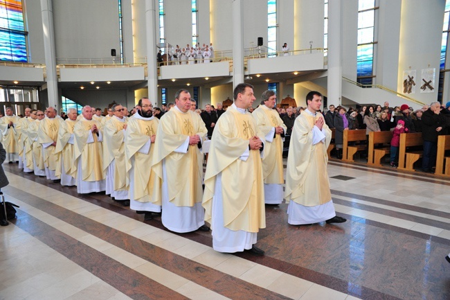 Nowi Nadzwyczajni Szafarze Eucharystii i odznaczenie 53 szafarzy na 10-lecie posługi