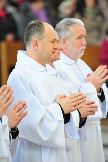 Nowi Nadzwyczajni Szafarze Eucharystii i odznaczenie 53 szafarzy na 10-lecie posługi