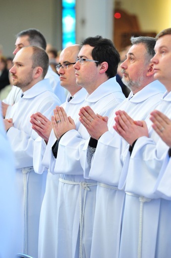 Nowi Nadzwyczajni Szafarze Eucharystii i odznaczenie 53 szafarzy na 10-lecie posługi