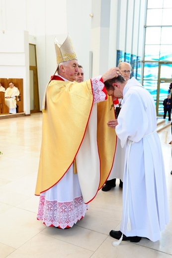 Nowi Nadzwyczajni Szafarze Eucharystii i odznaczenie 53 szafarzy na 10-lecie posługi