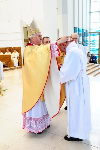 Nowi Nadzwyczajni Szafarze Eucharystii i odznaczenie 53 szafarzy na 10-lecie posługi