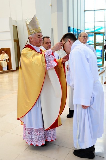 Nowi Nadzwyczajni Szafarze Eucharystii i odznaczenie 53 szafarzy na 10-lecie posługi