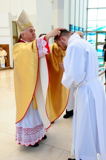 Nowi Nadzwyczajni Szafarze Eucharystii i odznaczenie 53 szafarzy na 10-lecie posługi