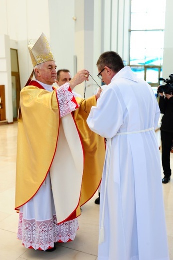 Nowi Nadzwyczajni Szafarze Eucharystii i odznaczenie 53 szafarzy na 10-lecie posługi