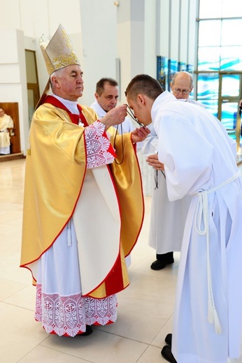 Nowi Nadzwyczajni Szafarze Eucharystii i odznaczenie 53 szafarzy na 10-lecie posługi