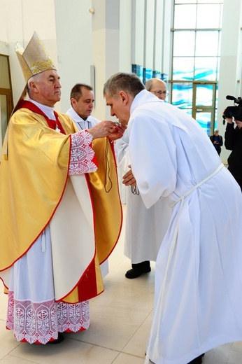 Nowi Nadzwyczajni Szafarze Eucharystii i odznaczenie 53 szafarzy na 10-lecie posługi