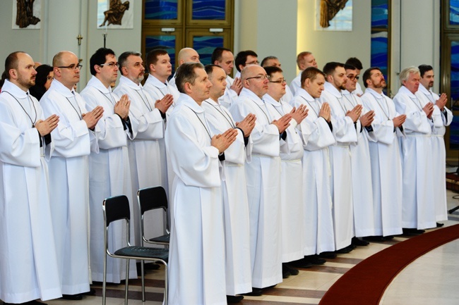 Nowi Nadzwyczajni Szafarze Eucharystii i odznaczenie 53 szafarzy na 10-lecie posługi