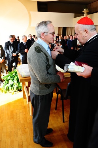 Nowi Nadzwyczajni Szafarze Eucharystii i odznaczenie 53 szafarzy na 10-lecie posługi