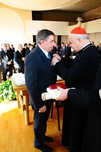 Nowi Nadzwyczajni Szafarze Eucharystii i odznaczenie 53 szafarzy na 10-lecie posługi