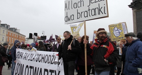 Manifestanci wyruszyli sprzed Kolumny Zygmunta
