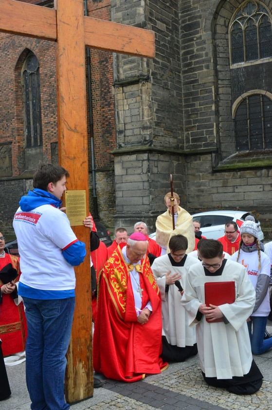 Początek peregrynacji krzyża i ikony w Świdnicy