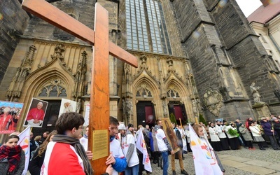 Początek peregrynacji krzyża i ikony w Świdnicy