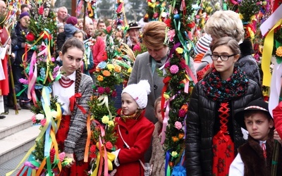 Palmy i rzeźbiony Jezus na osiołku