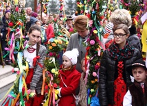 Palmy i rzeźbiony Jezus na osiołku