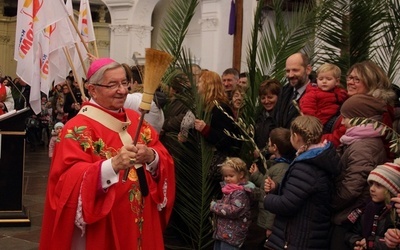 Metropolita gdański na początku Mszy św. poświęcił palmy 