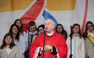 Bp Andrzje F. Dziuba przemawia do mlodzieży