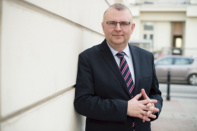 Kazimierz Michał Ujazdowski dr hab. nauk prawnych, polityk. Jest posłem do Parlamentu Europejskiego z ramienia PiS. Był wicemarszałkiem Sejmu IV kadencji oraz ministrem kultury i dziedzictwa narodowego w rządach Jerzego Buzka, Kazimierza Marcinkiewicza i Jarosława Kaczyńskiego.