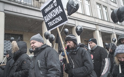 Protestujący „frankowicze” 15 stycznia 2016 r. na ulicach Warszawy