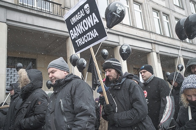 Protestujący „frankowicze” 15 stycznia 2016 r. na ulicach Warszawy