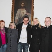 Miłosierni (od lewej): Ewa Waligóra, Anna Klemczak, Jacek Mizia, Natalia Mizia i ks. Stanisław Lubaszka