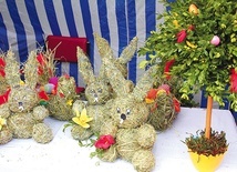  Zajączki wykonane z siana przez pacjentów hospicjum