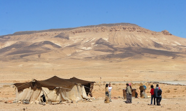 Jeśli porozmawiasz z Beduinami, powiedzą Ci, że jest to miejsce, gdzie przychodzą oddawać cześć Mojżeszowi