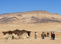 Jeśli porozmawiasz z Beduinami, powiedzą Ci, że jest to miejsce, gdzie przychodzą oddawać cześć Mojżeszowi