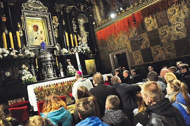  W pielgrzymce wzięło udział prawie 1,5 tys. młodych z diecezji. W kaplicy Cudownego Obrazu, w obecności biskupa, zawierzyli swoje życie Maryi