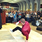  Ks. Jakub Bartczak uważa, że Ewangelię można też głosić w rytmie hip-hop i breakdance. Młodzi przyznali mu rację