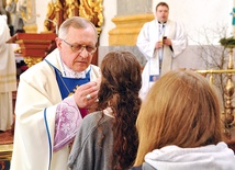  ...oraz modlitewnego skupienia i spotkania z żywym Bogiem na Eucharystii