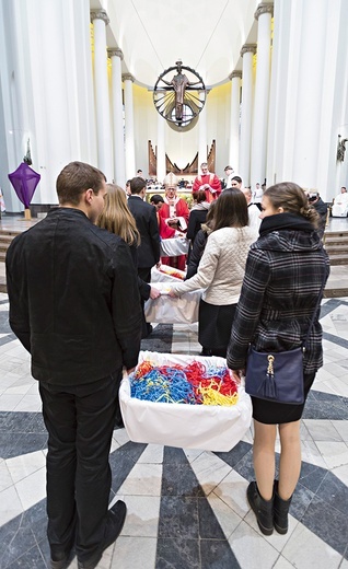 Ponad 20 tys. ręcznie wykonanych różańców  w barwach ŚDM