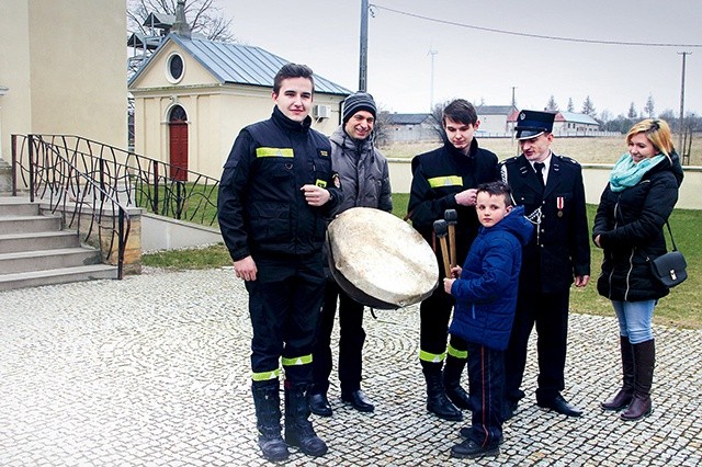  Historię bębna opowiadała Katarzyna Kołodyńska, a swoimi umiejętnościami chwali się 9-letni Mateusz. Od lewej stoją: Marcin Dziuba, ks. Jerzy Rozmysłowski, Adam Konieczny i Robert Majewski 