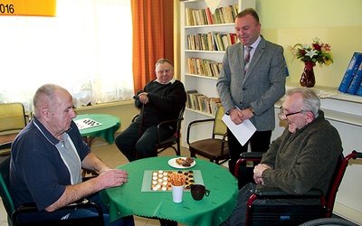  Tadeusz Stanios czuwał też nad przebiegiem turnieju. Z lewej Janusz Kaczor