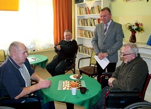  Tadeusz Stanios czuwał też nad przebiegiem turnieju. Z lewej Janusz Kaczor