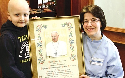  – Błogosławieństwo od papieża Franciszka jest dla nas bardzo ważne – zapewnia s. Bożena. Na zdjęciu z 7-letnim Marcinem, który także podpisał się pod zaproszeniem dla papieża