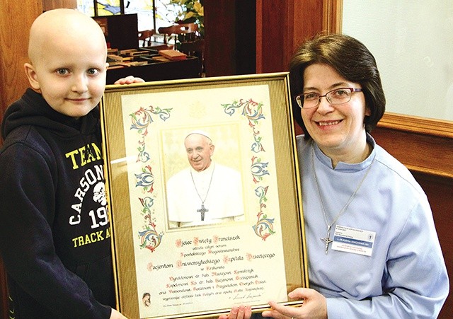  – Błogosławieństwo od papieża Franciszka jest dla nas bardzo ważne – zapewnia s. Bożena. Na zdjęciu z 7-letnim Marcinem, który także podpisał się pod zaproszeniem dla papieża