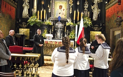  Uczennice LO w Szymanowie dziękują biskupom za udział w pielgrzymce