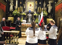  Uczennice LO w Szymanowie dziękują biskupom za udział w pielgrzymce