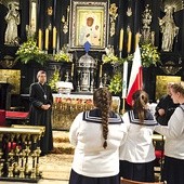  Uczennice LO w Szymanowie dziękują biskupom za udział w pielgrzymce