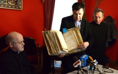 O zawartości księgi opowiada historyk Dariusz Kupisz. Z lewej ks. Edward Poniewierski, z prawej ks. Mirosław Nowak