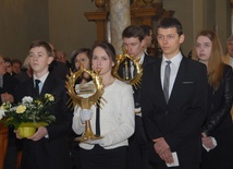 Młodzież z relikwiami św. Faustyny i św. Jana Pawła II w kościele karmelitów w Pilźnie