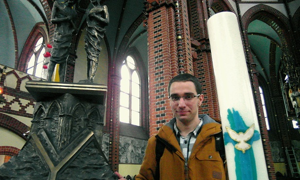 Tomasz Konowalik przy chrzcielnicy w gliwickiej katedrze  