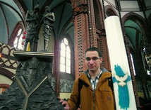 Tomasz Konowalik przy chrzcielnicy w gliwickiej katedrze  