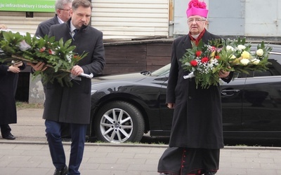 Metropolita gdański około południa złożył kwiaty pod Konsulatem Belgii w Gdyni