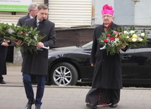Metropolita gdański około południa złożył kwiaty pod Konsulatem Belgii w Gdyni